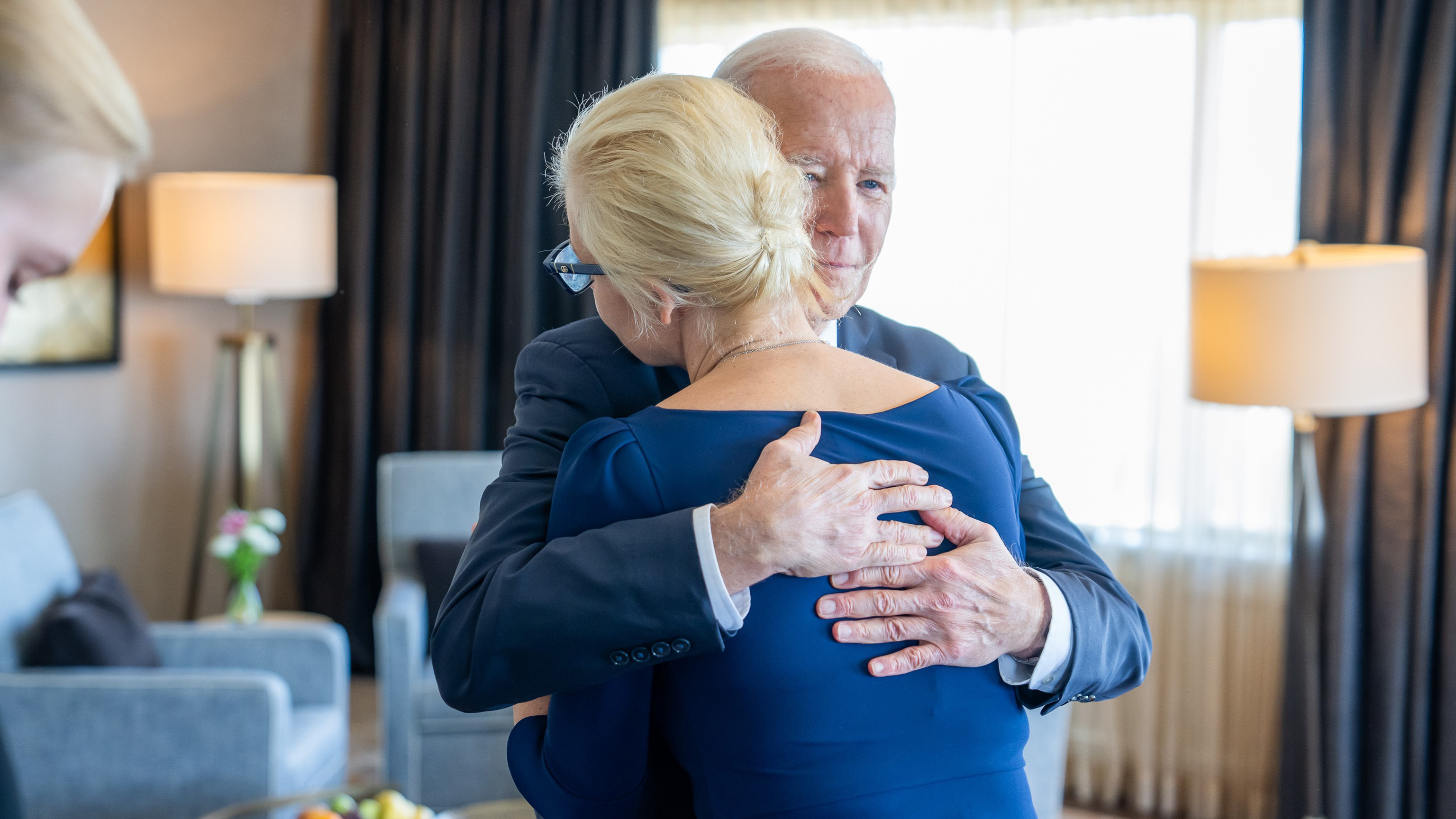 14457705_biden-navalny-hug-img.jpg