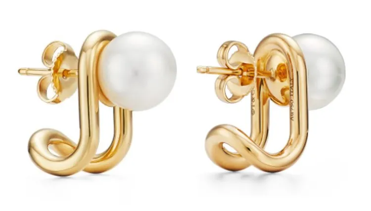 Tiffany_Hardware_Pearl_Earrings_Two_Shots_Closeups_.webp